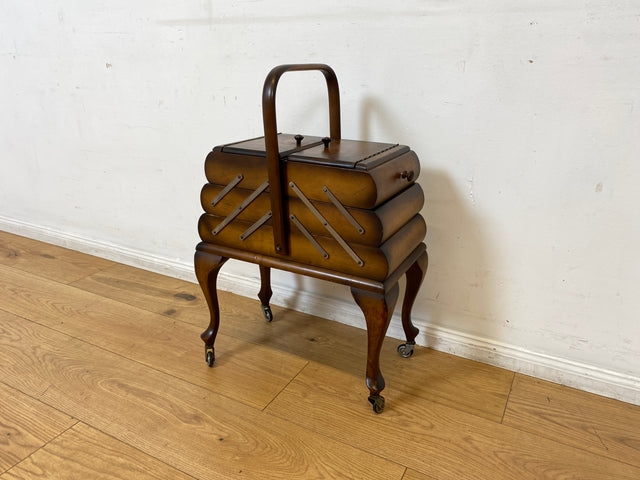 Wunderschöner & sehr gut erhaltener aufklappbarer 30er Jahre Nähkorb auf Rollen mit Griff I Nähschränkchen Korb Schmuckkasten Schminktisch Beistelltisch Chippendale Vintage