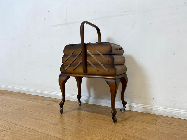 Wunderschöner & sehr gut erhaltener aufklappbarer 30er Jahre Nähkorb auf Rollen mit Griff I Nähschränkchen Korb Schmuckkasten Schminktisch Beistelltisch Chippendale Vintage