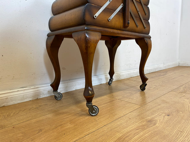 Wunderschöner & sehr gut erhaltener aufklappbarer 30er Jahre Nähkorb auf Rollen mit Griff I Nähschränkchen Korb Schmuckkasten Schminktisch Beistelltisch Chippendale Vintage
