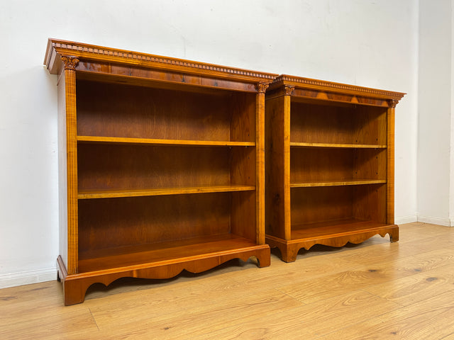 WMK I Hochwertiges & sehr gut erhaltenes kleines Bücherregal aus 1981 im englischen Regency Stil, Handverziert