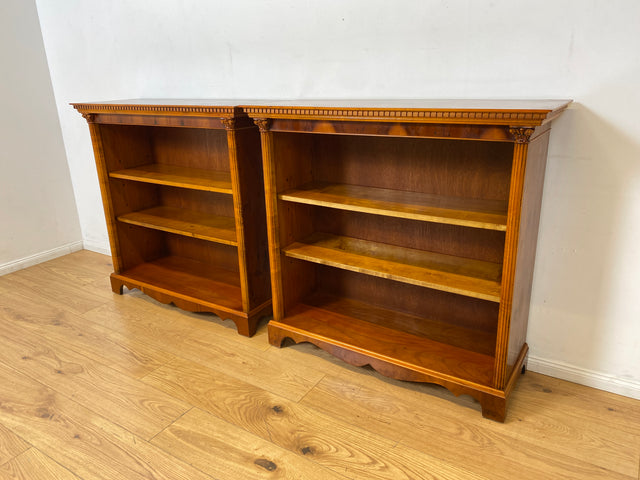WMK I Hochwertiges & sehr gut erhaltenes kleines Bücherregal aus 1981 im englischen Regency Stil, Handverziert