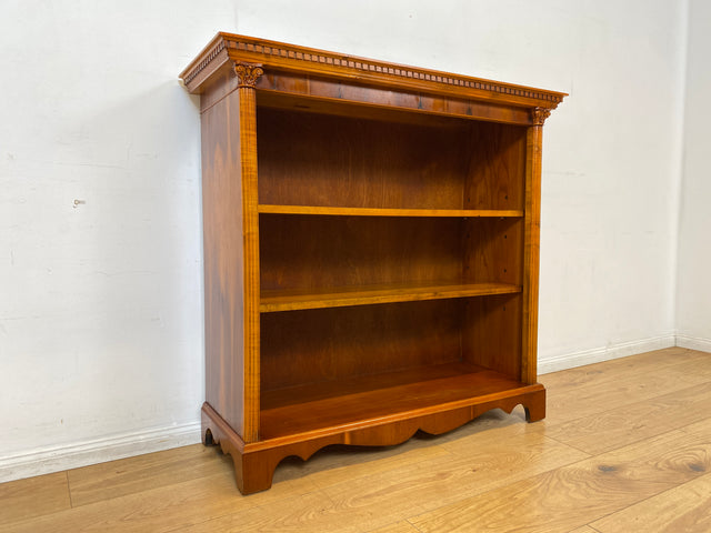 WMK I Hochwertiges & sehr gut erhaltenes kleines Bücherregal aus 1981 im englischen Regency Stil, Handverziert