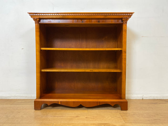 WMK I Hochwertiges & sehr gut erhaltenes kleines Bücherregal aus 1981 im englischen Regency Stil, Handverziert