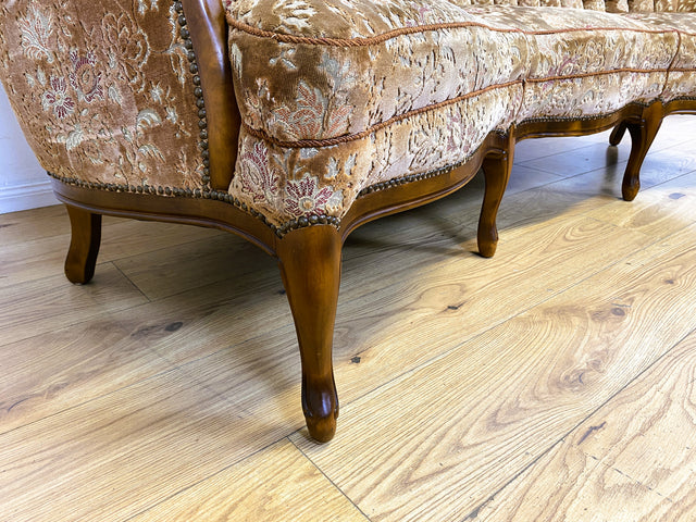 Wunderschönes Chippendale Sofa mit handverziertem Holzrahmen, samtartigem Brokat Bezug in Altrosa und gemütlichem Federkern I Couch Sitzgarnitur Barock Vintage Stilmöbel I