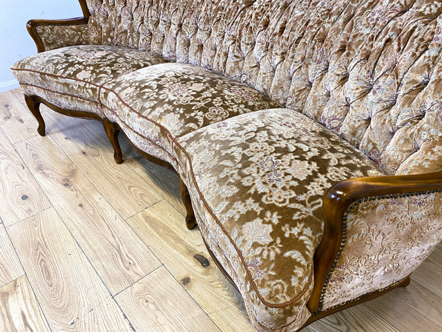 Wunderschönes Chippendale Sofa mit handverziertem Holzrahmen, samtartigem Brokat Bezug in Altrosa und gemütlichem Federkern I Couch Sitzgarnitur Barock Vintage Stilmöbel I