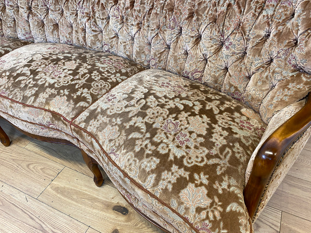 Wunderschönes Chippendale Sofa mit handverziertem Holzrahmen, samtartigem Brokat Bezug in Altrosa und gemütlichem Federkern I Couch Sitzgarnitur Barock Vintage Stilmöbel I