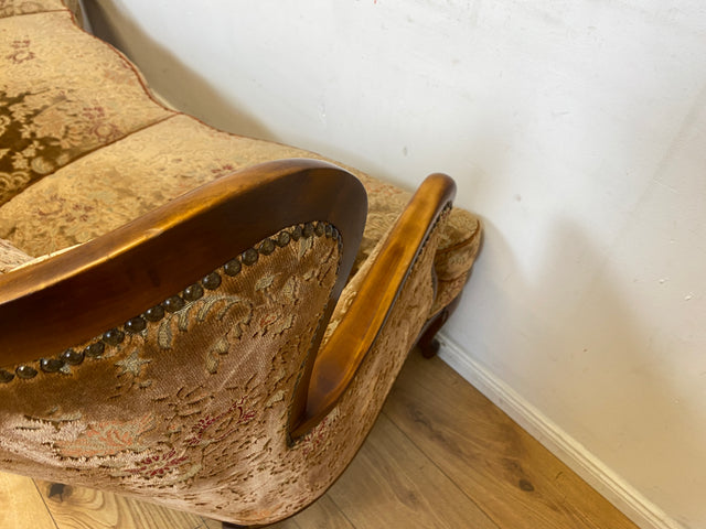 Wunderschönes Chippendale Sofa mit handverziertem Holzrahmen, samtartigem Brokat Bezug in Altrosa und gemütlichem Federkern I Couch Sitzgarnitur Barock Vintage Stilmöbel I