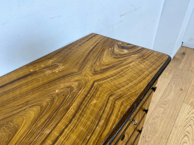 Hübsche dänische antike Kommode aus vollem Holz mit Schubladen und formschönen Holzgriffen