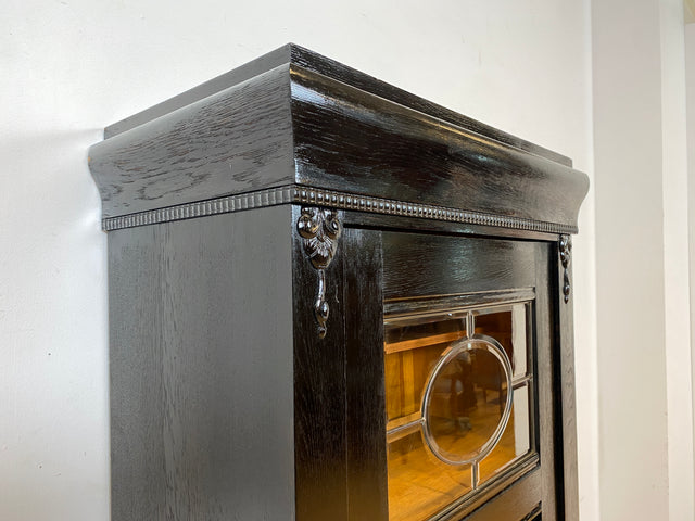 Zauberhafte dänische antike Vitrine I Vollholz mit facettiertem Originalglas, um 1900.