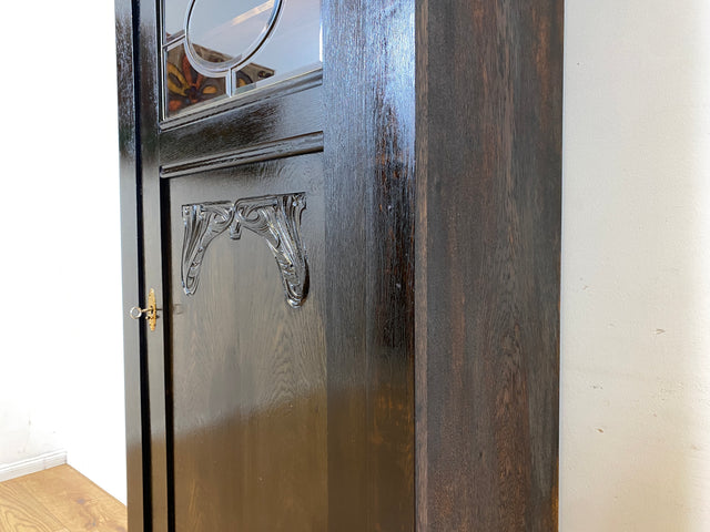 Zauberhafte dänische antike Vitrine I Vollholz mit facettiertem Originalglas, um 1900.