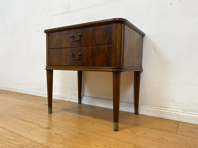 Hochwertiger dänischer 50er Jahre Nachttisch mit Schubladen und Messinggriffen I Vollholz in Nussbaum I Nachtkommode Nachtschrank Kommode Beistelltisch Mid-Century Vintage (Kopie)