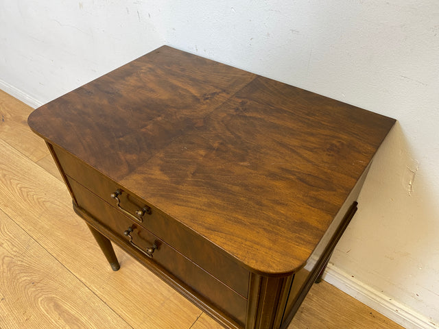 Hochwertiger dänischer 50er Jahre Nachttisch mit Schubladen und Messinggriffen I Vollholz in Nussbaum I Nachtkommode Nachtschrank Kommode Beistelltisch Mid-Century Vintage (Kopie)