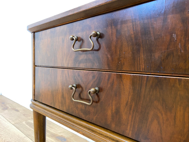 Hochwertiger dänischer 50er Jahre Nachttisch mit Schubladen und Messinggriffen I Vollholz in Nussbaum I Nachtkommode Nachtschrank Kommode Beistelltisch Mid-Century Vintage (Kopie)