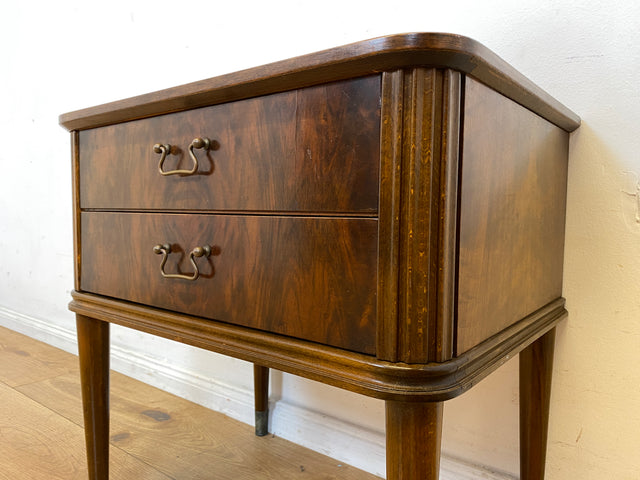 Hochwertiger dänischer 50er Jahre Nachttisch mit Schubladen und Messinggriffen I Vollholz in Nussbaum I Nachtkommode Nachtschrank Kommode Beistelltisch Mid-Century Vintage (Kopie)