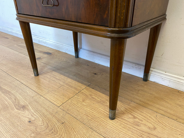 Hochwertiger dänischer 50er Jahre Nachttisch mit Schubladen und Messinggriffen I Vollholz in Nussbaum I Nachtkommode Nachtschrank Kommode Beistelltisch Mid-Century Vintage (Kopie)