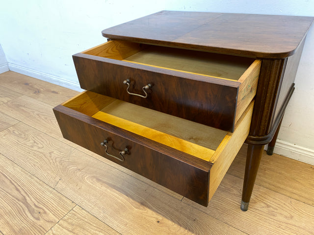 Hochwertiger dänischer 50er Jahre Nachttisch mit Schubladen und Messinggriffen I Vollholz in Nussbaum I Nachtkommode Nachtschrank Kommode Beistelltisch Mid-Century Vintage (Kopie)