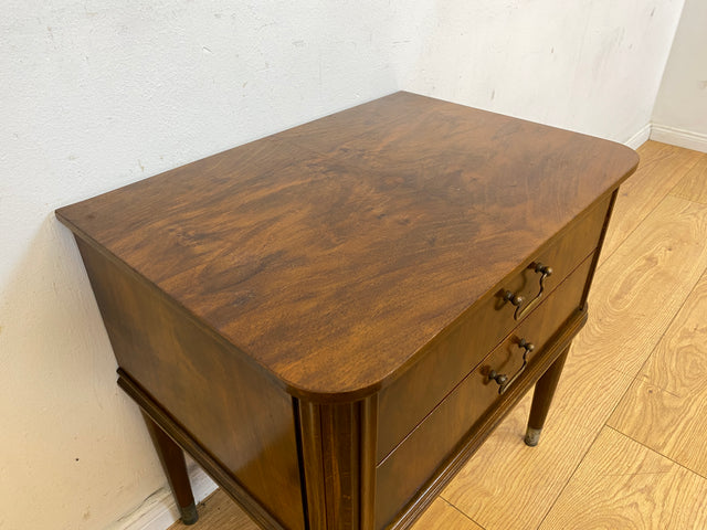 Hochwertiger dänischer 50er Jahre Nachttisch mit Schubladen und Messinggriffen I Vollholz in Nussbaum I Nachtkommode Nachtschrank Kommode Beistelltisch Mid-Century Vintage (Kopie)