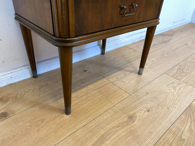 Hochwertiger dänischer 50er Jahre Nachttisch mit Schubladen und Messinggriffen I Vollholz in Nussbaum I Nachtkommode Nachtschrank Kommode Beistelltisch Mid-Century Vintage (Kopie)