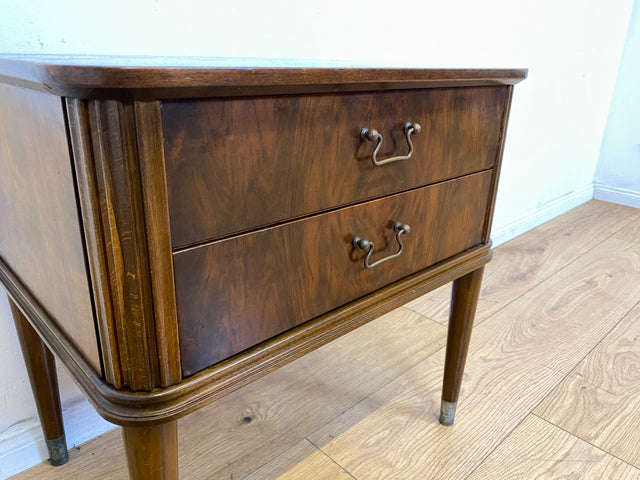 Hochwertiger dänischer 50er Jahre Nachttisch mit Schubladen und Messinggriffen I Vollholz in Nussbaum I Nachtkommode Nachtschrank Kommode Beistelltisch Mid-Century Vintage (Kopie)