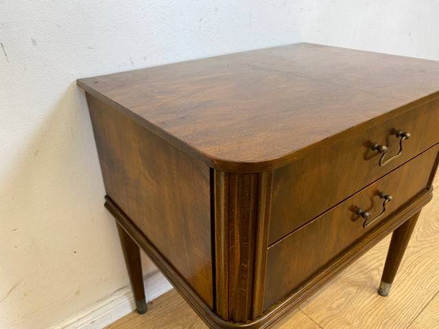 Hochwertiger dänischer 50er Jahre Nachttisch mit Schubladen und Messinggriffen I Vollholz in Nussbaum I Nachtkommode Nachtschrank Kommode Beistelltisch Mid-Century Vintage (Kopie)