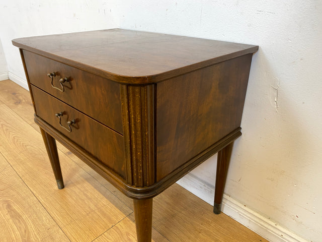 Hochwertiger dänischer 50er Jahre Nachttisch mit Schubladen und Messinggriffen I Vollholz in Nussbaum I Nachtkommode Nachtschrank Kommode Beistelltisch Mid-Century Vintage (Kopie)