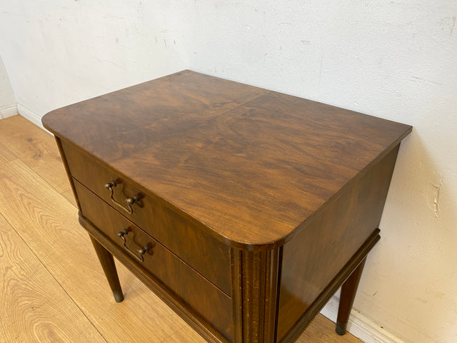 Hochwertiger dänischer 50er Jahre Nachttisch mit Schubladen und Messinggriffen I Vollholz in Nussbaum I Nachtkommode Nachtschrank Kommode Beistelltisch Mid-Century Vintage (Kopie)