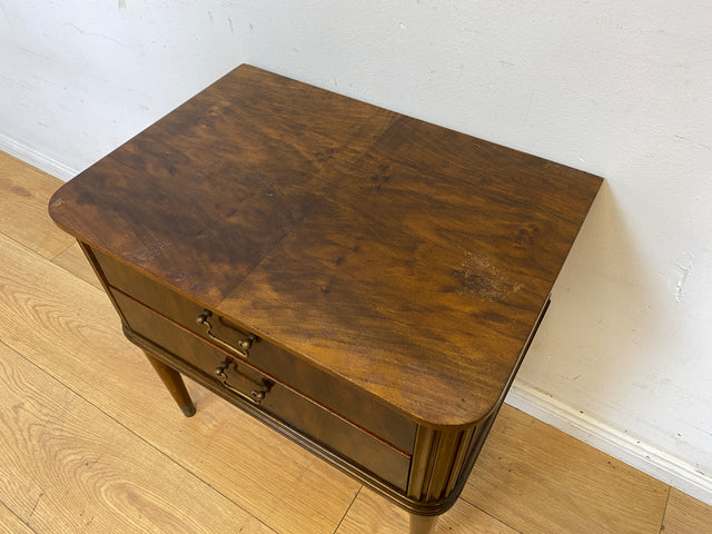 Hochwertiger dänischer 50er Jahre Nachttisch mit Schubladen und Messinggriffen I Vollholz in Nussbaum I Nachtkommode Nachtschrank Kommode Beistelltisch Mid-Century Vintage (Kopie)