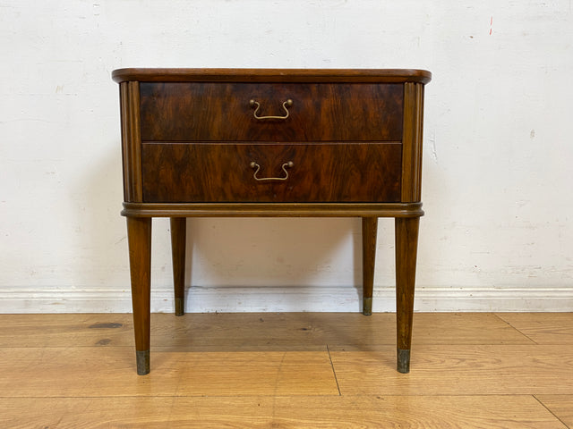 Hochwertiger dänischer 50er Jahre Nachttisch mit Schubladen und Messinggriffen I Vollholz in Nussbaum I Nachtkommode Nachtschrank Kommode Beistelltisch Mid-Century Vintage (Kopie)