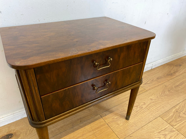 Hochwertiger dänischer 50er Jahre Nachttisch mit Schubladen und Messinggriffen I Vollholz in Nussbaum I Nachtkommode Nachtschrank Kommode Beistelltisch Mid-Century Vintage (Kopie)