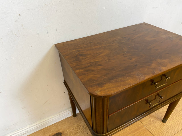 Hochwertiger dänischer 50er Jahre Nachttisch mit Schubladen und Messinggriffen I Vollholz in Nussbaum I Nachtkommode Nachtschrank Kommode Beistelltisch Mid-Century Vintage (Kopie)