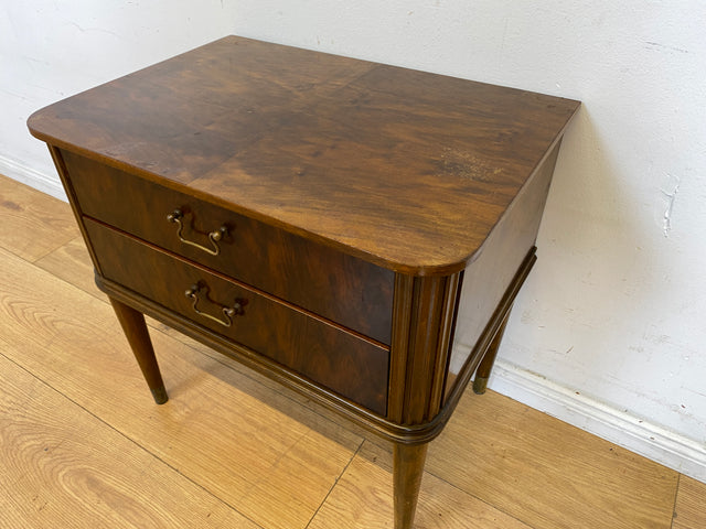 Hochwertiger dänischer 50er Jahre Nachttisch mit Schubladen und Messinggriffen I Vollholz in Nussbaum I Nachtkommode Nachtschrank Kommode Beistelltisch Mid-Century Vintage (Kopie)