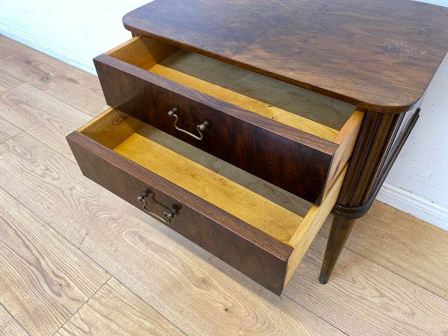 Hochwertiger dänischer 50er Jahre Nachttisch mit Schubladen und Messinggriffen I Vollholz in Nussbaum I Nachtkommode Nachtschrank Kommode Beistelltisch Mid-Century Vintage (Kopie)