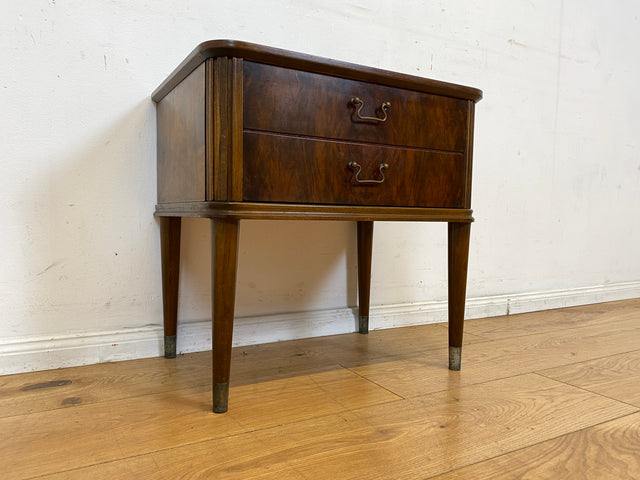 Hochwertiger dänischer 50er Jahre Nachttisch mit Schubladen und Messinggriffen I Vollholz in Nussbaum I Nachtkommode Nachtschrank Kommode Beistelltisch Mid-Century Vintage (Kopie)