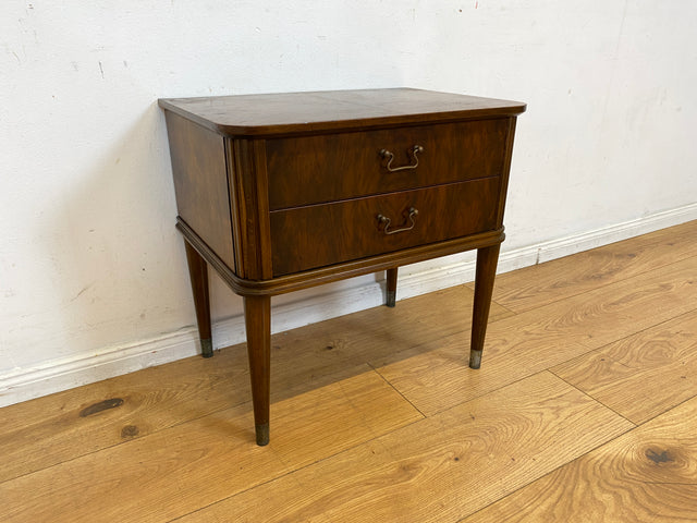 Hochwertiger dänischer 50er Jahre Nachttisch mit Schubladen und Messinggriffen I Vollholz in Nussbaum I Nachtkommode Nachtschrank Kommode Beistelltisch Mid-Century Vintage (Kopie)
