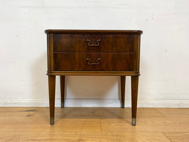 Hochwertiger dänischer 50er Jahre Nachttisch mit Schubladen und Messinggriffen I Vollholz in Nussbaum I Nachtkommode Nachtschrank Kommode Beistelltisch Mid-Century Vintage (Kopie)