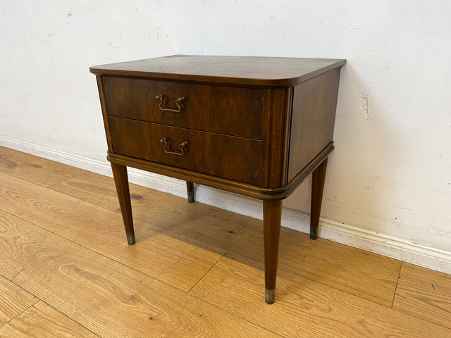 Hochwertiger dänischer 50er Jahre Nachttisch mit Schubladen und Messinggriffen I Vollholz in Nussbaum I Nachtkommode Nachtschrank Kommode Beistelltisch Mid-Century Vintage (Kopie)