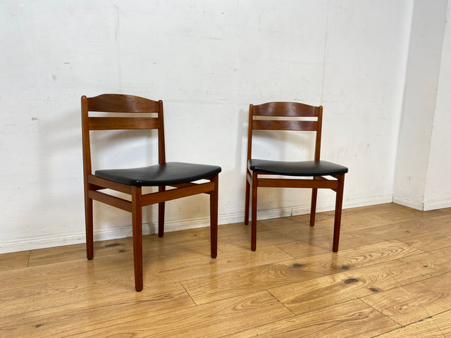 Ein Danish Design Original I 1/2 Stilvoller skandinavischer Mid-Century Stuhl aus Teakholz mit schwarzem Kunstleder Bezug