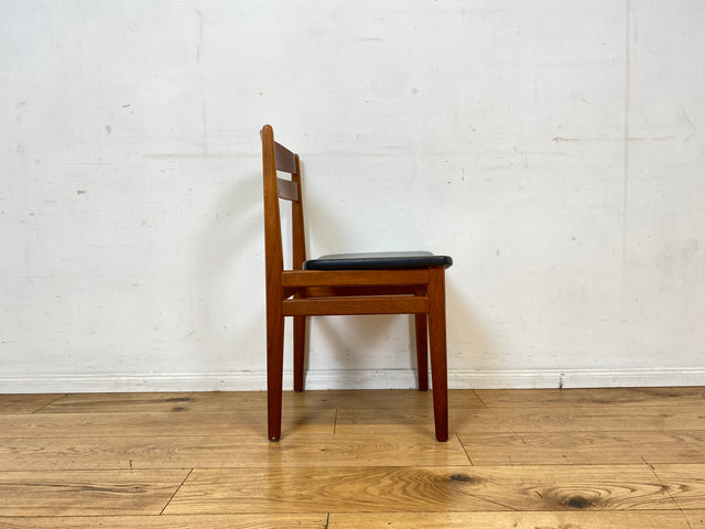 Ein Danish Design Original I 1/2 Stilvoller skandinavischer Mid-Century Stuhl aus Teakholz mit schwarzem Kunstleder Bezug