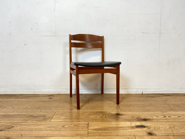 Ein Danish Design Original I 1/2 Stilvoller skandinavischer Mid-Century Stuhl aus Teakholz mit schwarzem Kunstleder Bezug
