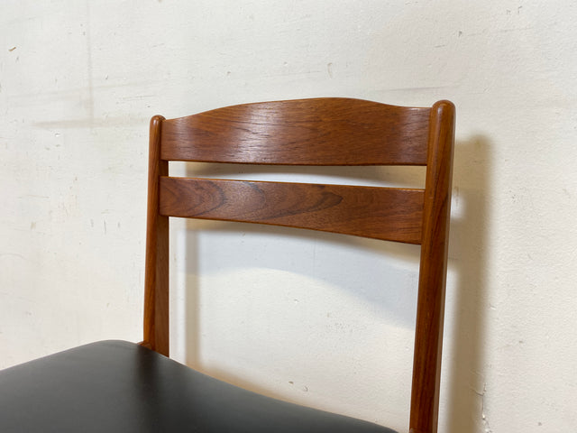 Ein Danish Design Original I 1/2 Stilvoller skandinavischer Mid-Century Stuhl aus Teakholz mit schwarzem Kunstleder Bezug