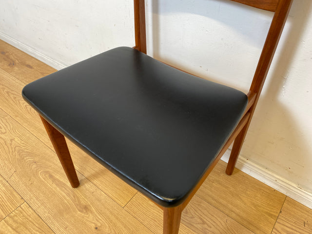 Ein Danish Design Original I 1/2 Stilvoller skandinavischer Mid-Century Stuhl aus Teakholz mit schwarzem Kunstleder Bezug