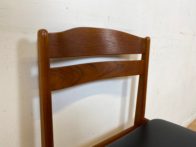 Ein Danish Design Original I 1/2 Stilvoller skandinavischer Mid-Century Stuhl aus Teakholz mit schwarzem Kunstleder Bezug