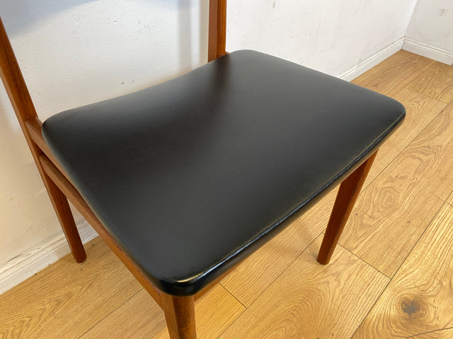 Ein Danish Design Original I 1/2 Stilvoller skandinavischer Mid-Century Stuhl aus Teakholz mit schwarzem Kunstleder Bezug