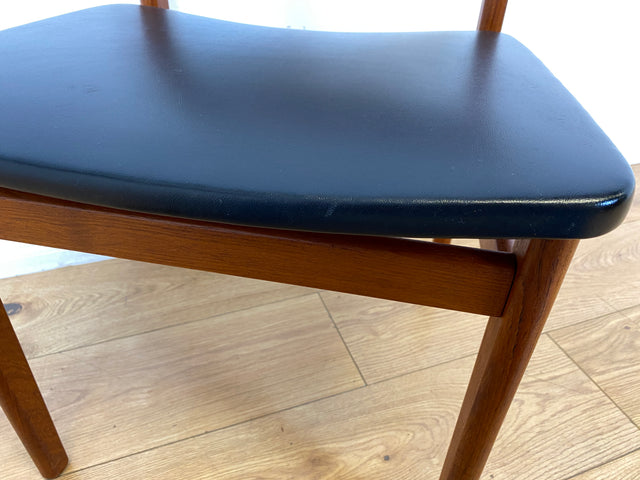 Ein Danish Design Original I 1/2 Stilvoller skandinavischer Mid-Century Stuhl aus Teakholz mit schwarzem Kunstleder Bezug