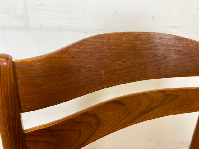 Ein Danish Design Original I 1/2 Stilvoller skandinavischer Mid-Century Stuhl aus Teakholz mit schwarzem Kunstleder Bezug