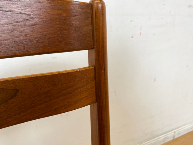 Ein Danish Design Original I 1/2 Stilvoller skandinavischer Mid-Century Stuhl aus Teakholz mit schwarzem Kunstleder Bezug