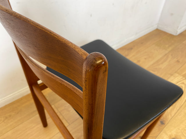 Ein Danish Design Original I 1/2 Stilvoller skandinavischer Mid-Century Stuhl aus Teakholz mit schwarzem Kunstleder Bezug