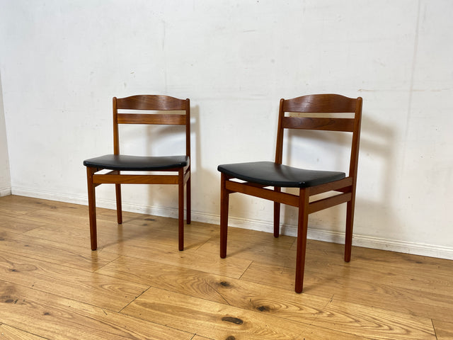 Ein Danish Design Original I 1/2 Stilvoller skandinavischer Mid-Century Stuhl aus Teakholz mit schwarzem Kunstleder Bezug