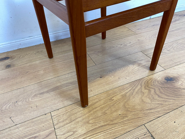 Ein Danish Design Original I 1/2 Stilvoller skandinavischer Mid-Century Stuhl aus Teakholz mit schwarzem Kunstleder Bezug
