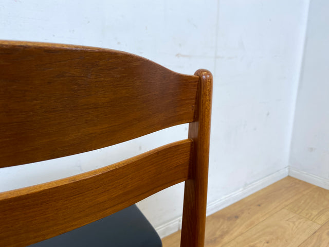 Ein Danish Design Original I 1/2 Stilvoller skandinavischer Mid-Century Stuhl aus Teakholz mit schwarzem Kunstleder Bezug